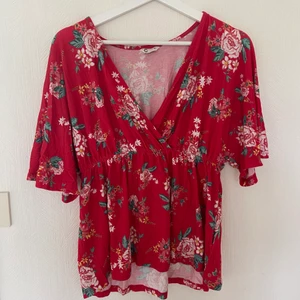 Blus, Cubus, Strl: S - En blommig blus i mjukt tyg. Perfekt inför sommaren. I gott skick. 