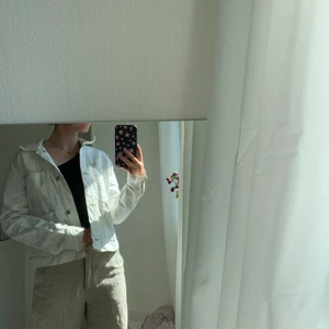 Jeansjacka  - En jeansjacka med coola detaljer från Bershka i storlek XS. Säljs då den inte kommer till användningen längre☺️☺️ 