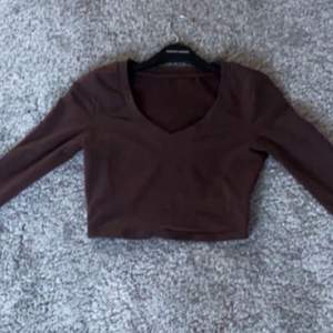brun långärmad tröja, stretchiga material. säljer pga att den  kommer ej till användning. 