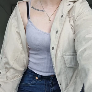 Mocha jacka - Köpt på secondhand för ungefär 1 år sedan. Jag har inte fått den att komma till användning. Nytvättad från kemtvätt. Storlek L men passar mer som en lite mindre M