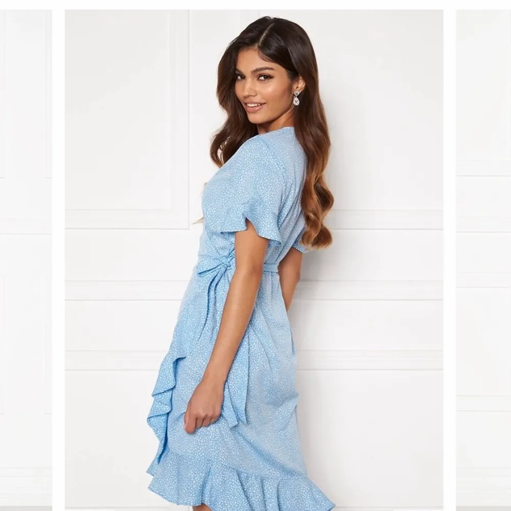 Säljer denna populära klänning från Vero Moda som passar så bra nu till sommaren!🦋 Den är endast provad och har lappen kvar. Skriv privat vid intresse💙💚🦋. Klänningar.