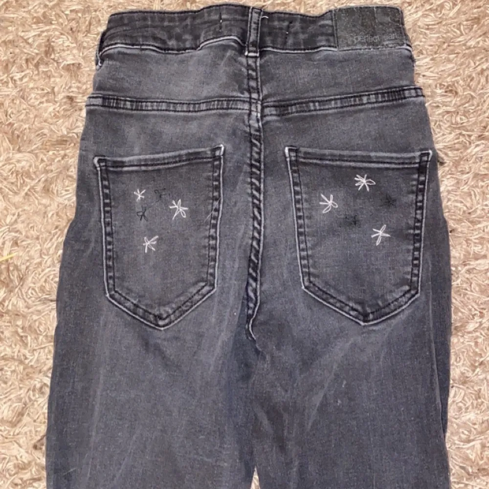 Super fina tajta jeans som är högmidjade. Har sytt på blommor på fickorna på rumpan. Kostade 300kr . Jeans & Byxor.