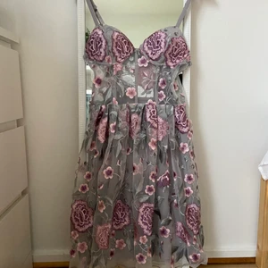 Klänning  - Oanvänd klänning från bikbok, den är tyvärr för stor för mig 