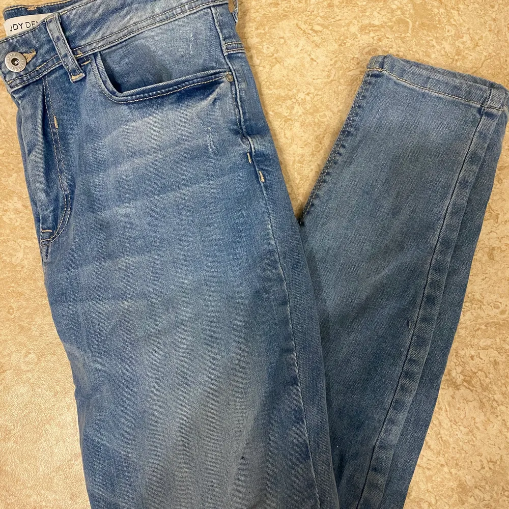 Säljer mina JDY Denim skinny high waist då dessa var för små för mig , endast testat dem men fick ej på mig dem, Nypris 399kr och har nu sett att dem är på rea för 189kr så 150kr är priset :). Jeans & Byxor.