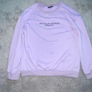 Tröja  - En tröja från SHEIN jätte skön men lite konstigt material men ingenting man stör sig på. Använd ett få tal gånger. 