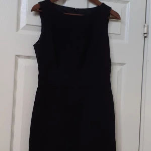 Svart minidress  - Super cool och trendig klänning i storlek S/M🤩 Väldigt fint skick eftersom den är endast testad :) Om du vill ha flera bilder kom privat☺️ Köptes för länge sedan men har varit i min garderob och tagit plats😁😁 Säljer så billigt eftersom jag ej har fått någon användning för den🥺