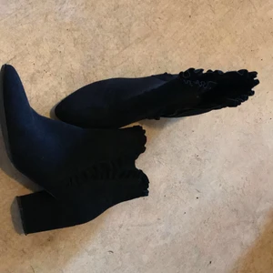 Klackskor - Eleganta klackskor med volang/detalj använda max 3 gånger 