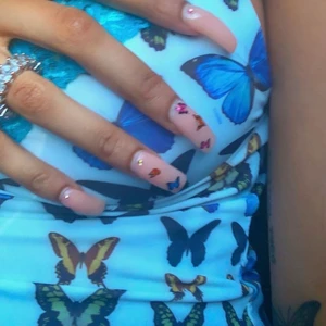 Blå topp OMIGHTY - Hej! Jag säljer en blå fjärilstopp från Omighty i storlek small, aldrig använd. Nypris är 500 kr. Skriv för fler bilder ❤️