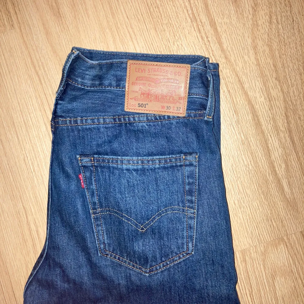 Hej säljer Levis 501 jeans då dom är för små nu.              Dom är i väldigt bra skick cirka andvänt dom 5 gånger.      Pris 450 kr.                                                                   Skriv för intresse. . Jeans & Byxor.