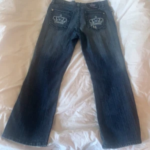 Victoria Beckham jeans - Jag säljer min lite mer baggy Victoria Beckham jeans eftersom de tyvärr är för korta å lite för små för mig. Jag skulle säga att de skulle sitta bra på en XS till S som är 1,65 då jag är 1,70 å de är för korta för mig❤️ vi kör budgivningen från 200kr💕