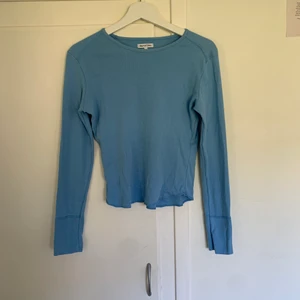Blå tröja - Lång i armarna och jättefin färg och passform! Tyvärr för liten för mig! 