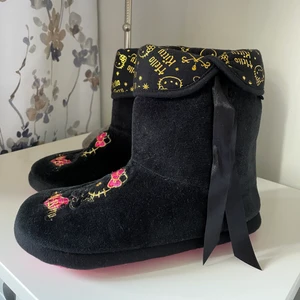 Hello Kitty hemma tofflor - Hello kitty hemma tofflor i strl 36/37 helt nya