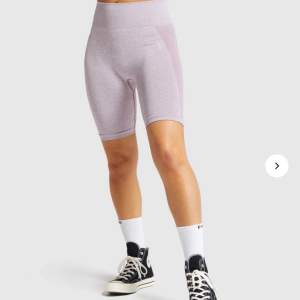 Säljer dessa ” Flex cycling shorts” från Gymshark💗 Kostade 450 från början och är slutsålda på hemsidan. Fint skick förutom lite trådar i sömmen som sticker ut lite (skriv för bild). Använda typ 4 gånger. Säljer för 200+ 66 kr frakt ( spårbar).