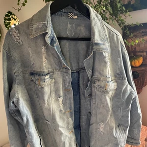 Oversized ripped jeansjacka 🤍 - OVS jeansjacka från märket The New Wave, köpt för 799 kr 💙 Super skön och funkar till nästan allt, perfekt för hösten! ✨