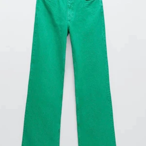 Gröna jeans ifrån zara - Jätte fina men förstora för mig köpte dem för 399kr men säljer dem för 250kr plus frakt väldigt populära aldrig använda helt nytt 💕kontakta om du är intresserad 