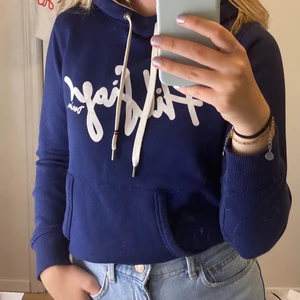 Hoodie Tommy Hilfiger strl S/M - Blå hoodie med glitter text från Tommy Hilfiger, okej skick och jag står för frakten💙
