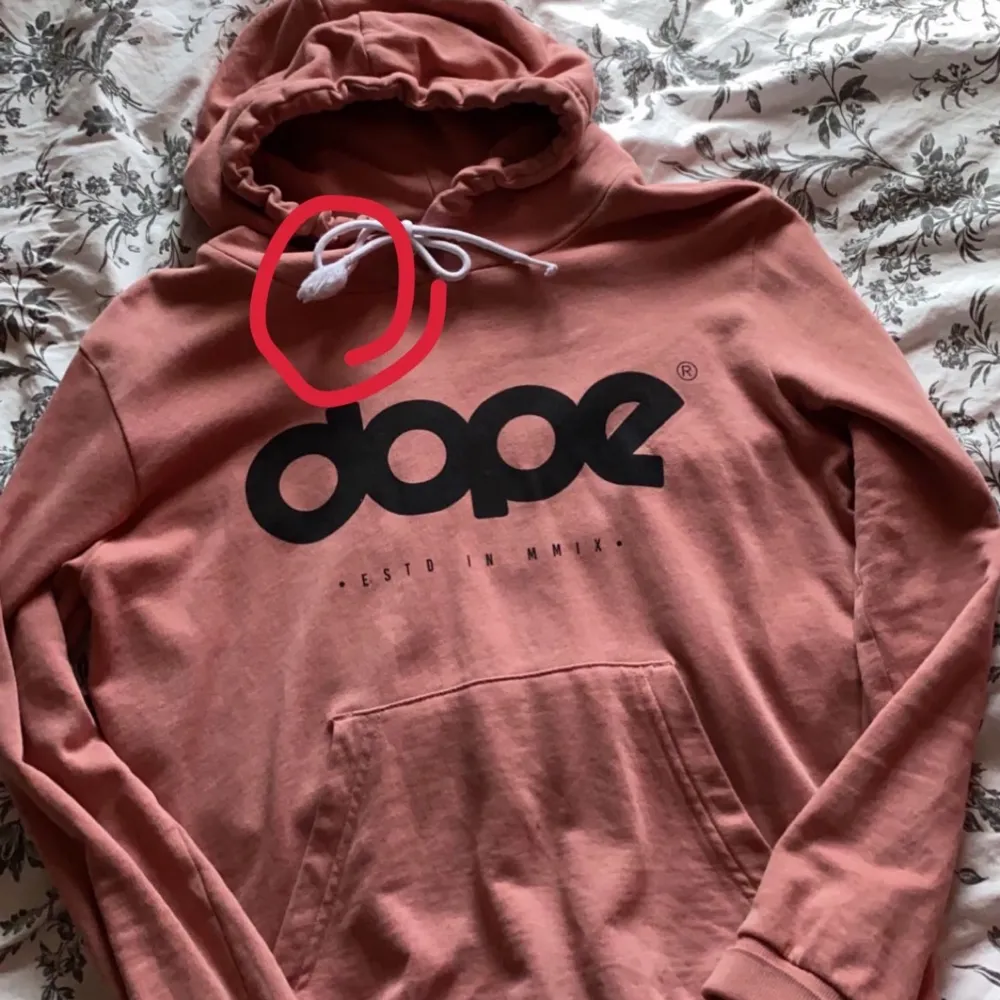 En rosa dope hoodie i storlek 36, den är väldigt fin och använd några gånger. Inget annat fel på den förutom att snöret har åkt upp lite se på bild 2, dock inget man tänker på så mycket om man har de knutet i en rosett.. Hoodies.