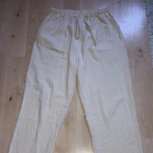 Linne byxor beiga. - Hej säljer ett par linne byxor i färgen beige. Dom är i väldigt skönt material och sitter väldigt skönt och baggy.  Byxorna är i storlek m. Byxorna är nya och inte använda en enda gång. Säljer dom pågrund av att dom är för små. Pris 150 kr!   Skriv gärna för intresse!