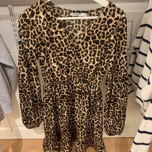 Klänning leopard - Klänning från nakd i storlek 36, använd ett fåtal gånger 💕