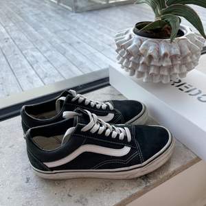 Fräscha skor från Vans som är i bra skick. Org. priset är ca 800kr💞 Kontaka om du är intresserad eller har några frågor☺️