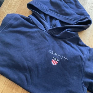 Gant hoodie strl 158/164 - Hoodien är i gott skick, om än något tvättblekt.