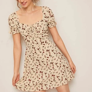 Klänning - Super söt klänning från shein i storlek xs/ s som tyvärr inte passade mig