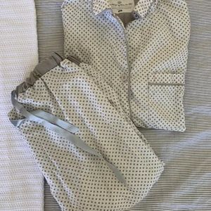 Pyjamas från RAYVILLE storlek S - Långbyxor och långärmad skjorta med knappar, superfin i mönstret. Normal i storlek (S)!