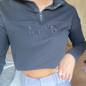 Tröja med dragkedja - Super fin svart tröja med dragkedja som passar till typ allt! Frakten ingår i priset💕