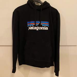 Säljer min patagonia hoodie i strl S. Använd några gånger men i fint skick. Köparn står för frakten😁😁