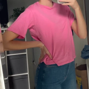 Rosa t-shirt - Superfin t-shirt. Knappt använd, så den är i fint skick. Säljes då den tyvärr inte kommer till användning!!