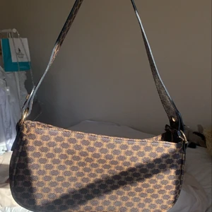 Brun väska  - Den bruna väska. Startar budgivning direkt eftersom många var intresserade. Har fler väskor till salu i min profil för samma pris 🙌🏻💓