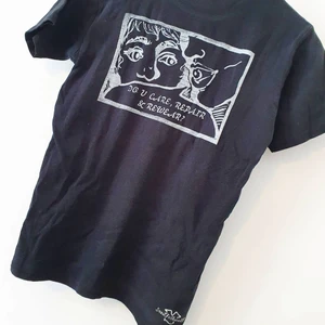 Svart handtryckt t-shirt - En svart t-shirt med det handtryckta trycket "Do u care repair and rewear?" På BAKSIDA 🖤 Kan mötas upp i Luleå! Köparen står för frakt