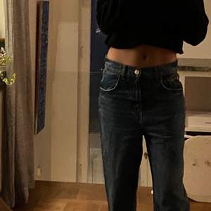 Snygga pösiga jeans från zara. Säljer pga har blivit lite för stora, dem är storlek 36 och väldigt långa i benen (jag är 166cm) säljer för 100kr köparen står för frakt❤️❤️