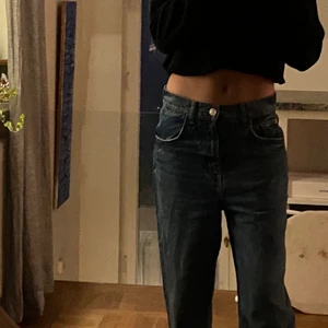 Pösiga jeans zara  - Snygga pösiga jeans från zara. Säljer pga har blivit lite för stora, dem är storlek 36 och väldigt långa i benen (jag är 166cm) säljer för 100kr köparen står för frakt❤️❤️