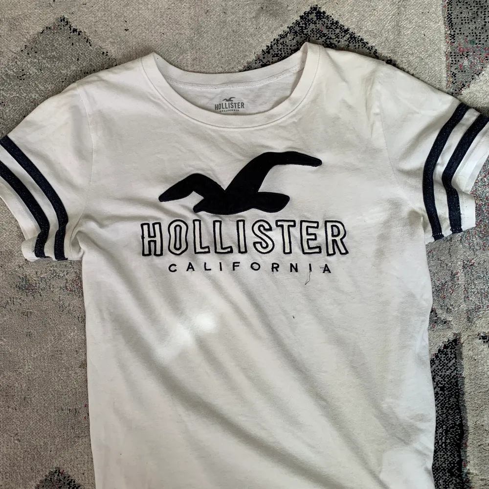 Sparsamt använd Holllister T-shirt från butik. T-shirts.