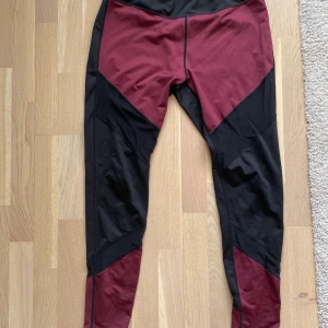 Träningsbyxor men genomskinlig detaljer - Träningsbyxor storlek L