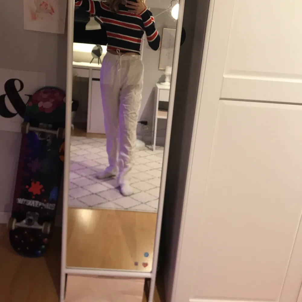 Skön långärmad tröja med röda och vita ränder som jag fick med som inte riktigt var min stil därför kommer jag sälja den här om någon annan känner att de tycker att den va snygg. Neuletakit & Villapaidat.