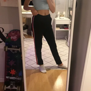 Mjuka tränings överdrag  - Träningsöverdrag med röda och vita stripes på sidorna. Helt oanvända men lite små för mig så det skulle vara toppen om någon annan skulle vara taggad på att köpa dem.