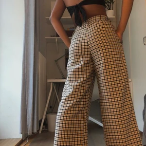 Rutiga kostymbyxor - Coola rutiga kostymbyxor som är lite croppade! Passar storlek M. Kan mötas upp i Sthlm, annars står köpare för frakt. 