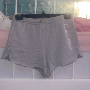 Calvin Klein shorts - Ett par pyjamasbyxor från Calvin Klein. Skulle säga att det är en xs/s. Säljer pga att jag aldrig använder dom. 