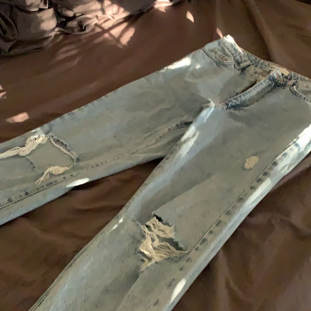 Jättefina jeans från Gina tricot! Som ny skick👍💗.                Ett hål på varje knä på byxan!🤍. Jeans & Byxor.
