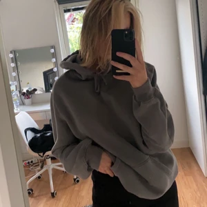 Oversized hoodie  - Oversized hoodie från H&M. Super skön, mjukt inuti och även väldigt mjuk utanpå, sitter perfekt. (Köpt på herravdelning)