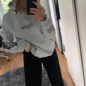 Oversized hoodie med tryck  - Super snygg oversized hoodie från Bershka med tryck lite överallt, tycker den är svin cool men kommer tyvärr inte till så mycket användning då jag har flera liknande.
