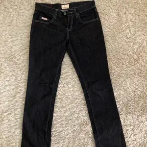 Säljer ett par supercoola svarta Calvin Klein jeans med vita sömmar! Rak modell som går ner till marken på mig som är 170 cm. De är dessutom i princip oanvända då de är för små för mig!