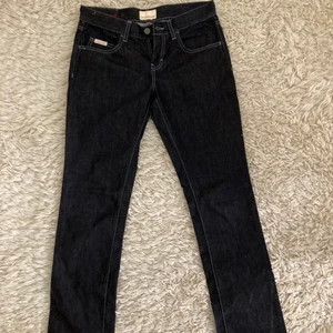 Calvin Klein jeans  - Säljer ett par svarta Calvin Klein jeans med vita sömmar! Rak modell som går ner till marken på mig som är 170 cm. De är dessutom i princip oanvända då de är för små för mig!