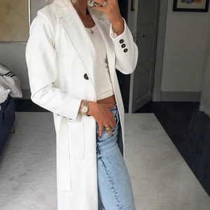 ✨ VIT KAPPA  - Sanne Alexandra ✨ - Superfin vit kappa från Sanne Alexandra. Knappt använd så finns inget att anmärka på. Ett riktigt kapp 💛✨