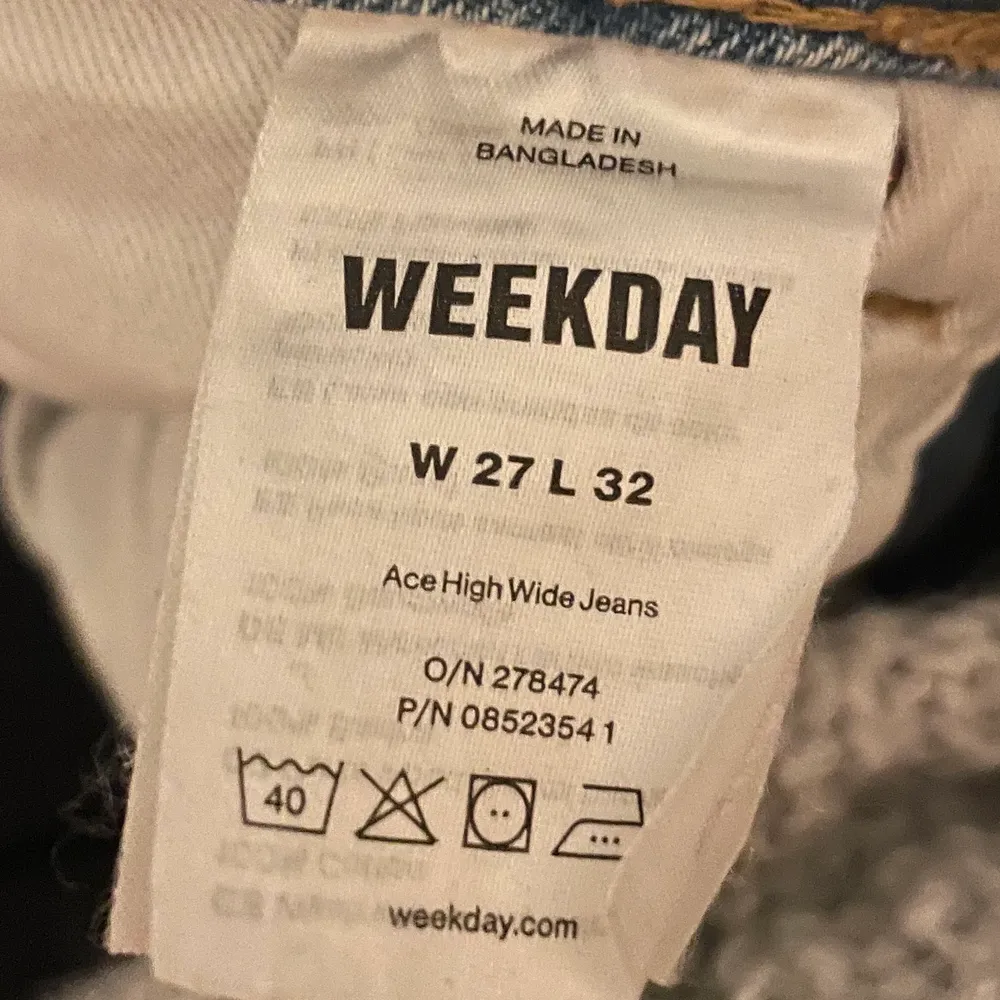 Weekday jeans som säljes pågrund av försmå, använd fåtals gånger. Bra skick med en liten fläck som knappt syns.✌🏼. Jeans & Byxor.