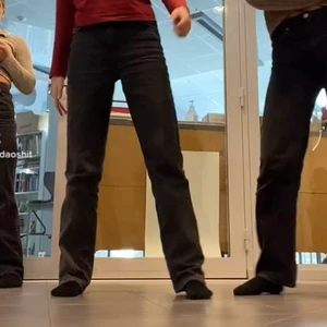 Nakd jeans - As coola och snygga grå jeans från nakd, köpa på plick nyligen använda en gång, jag är 169 med ganska långa ben så passar nån perfekt som är runt 173 typ! Skriv privat för fler bilder och info om mått osv