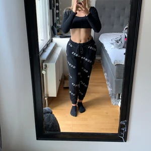 Guess - Jätte sköna snygga mjukisbyxor , inga hål men vissa bokstäver kan vara lite sprikiga men inget man ser om man inte kollar noga, är 1.60 men kan vara lite korta i längden, dom är köpta från guess för ca 400 kr 🥰