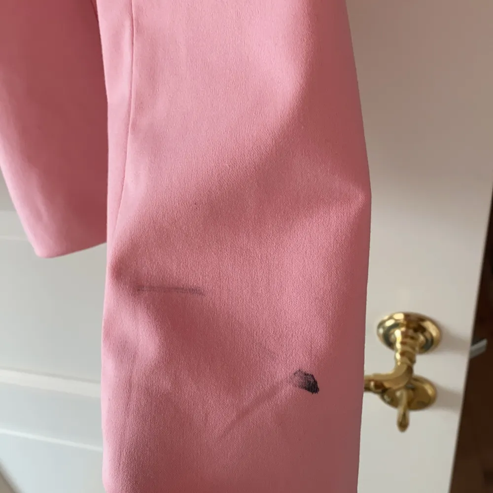 Säljer denna rosa kavajen då den tyvärr inte kommer till användningar. Det har råkat komma spritpenna på ena armen men detta är inget man tänker på då det är baksidan och är enkelt att vika upp. Köpt för 599 på zara och säljer för 150.. Kostymer.
